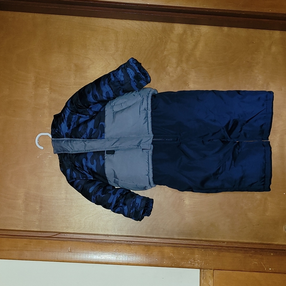 Toddlers carters snow suit. Sz 12m